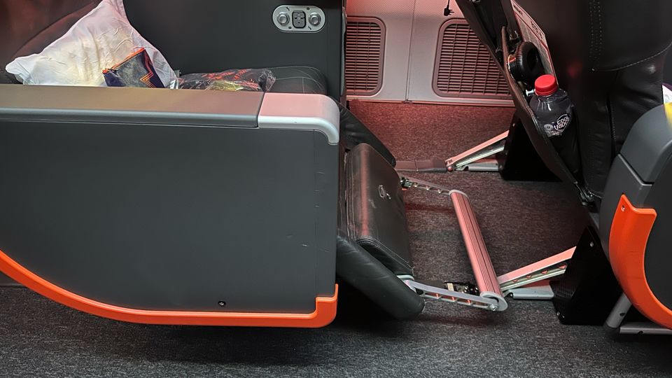 The footrest of the first-gen Jetstar 787 business class swung out from the seat's own calf-rest.