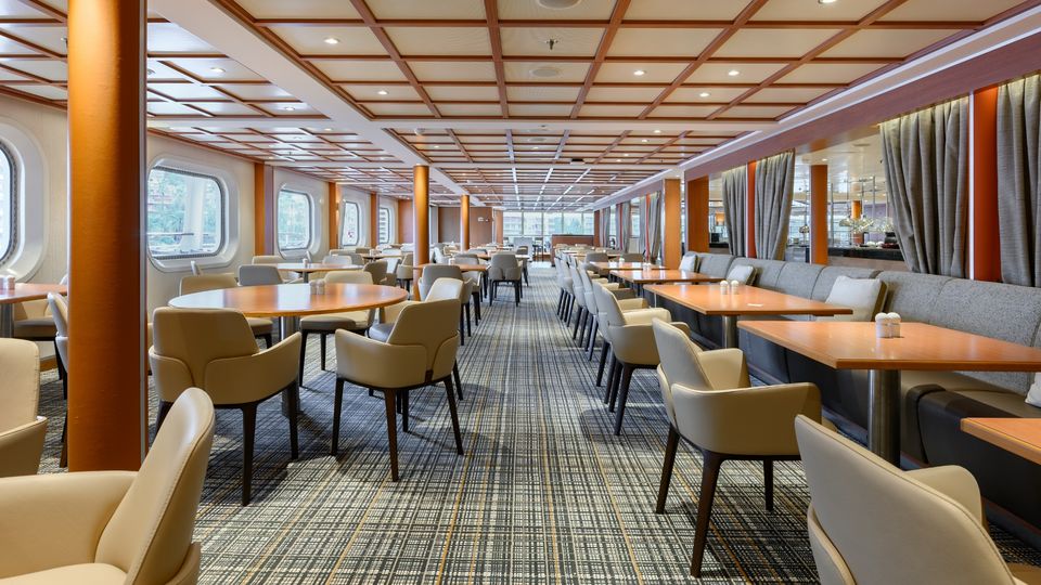 Seabourn Quest's The Colonnade restaurant.
