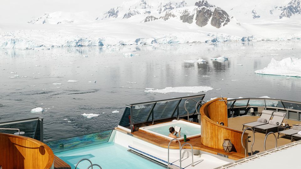 Relaxing in the whirlpool at Pleneau Island.