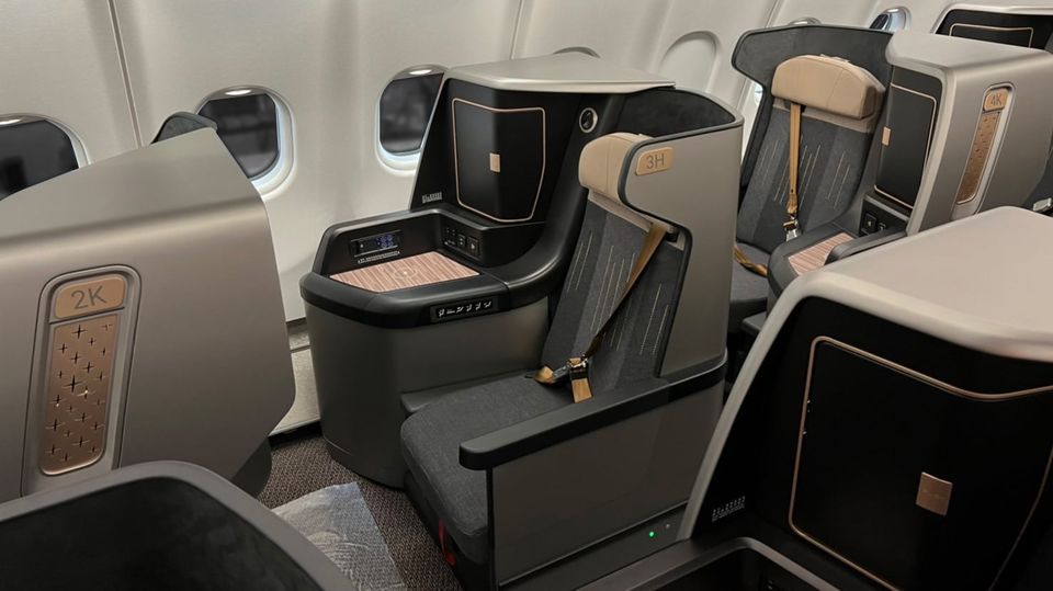 Starlux A330neo business class.