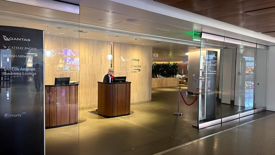 The Oneworld LAX business class lounge is a joint effort of Qantas, British Airways and Cathay Pacific.