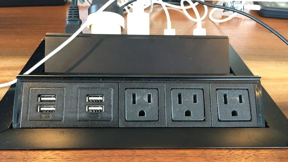 Power outlets at Delta's DCA Airport Sky Club