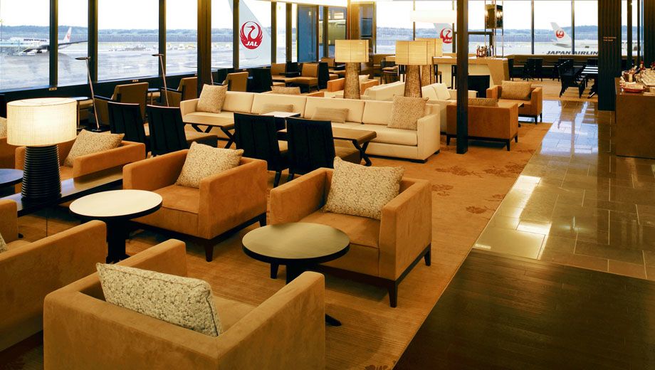 Have a Qantas Platinum card? Await your flight in the JAL first class lounge...