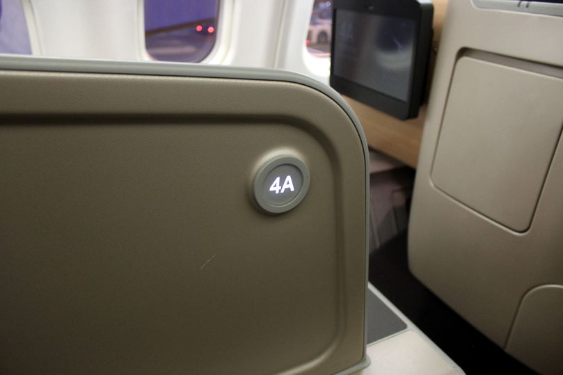 Qantas Airbus A330-300 business class privacy wall