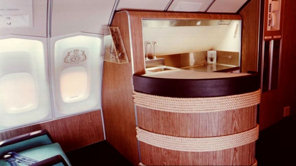 The Captain Cook lounge featured its own tended bar.
