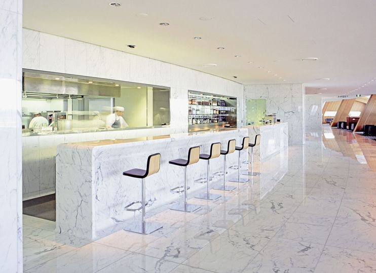 Order a drink or enjoy your entire meal at the Qantas First Lounge Sydney bar