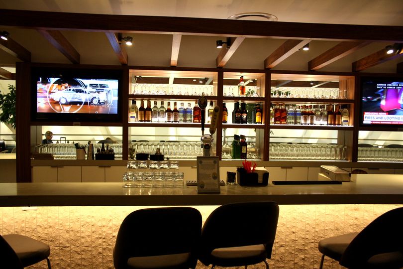 Enjoy complimentary cocktails in the Star Alliance business class lounge